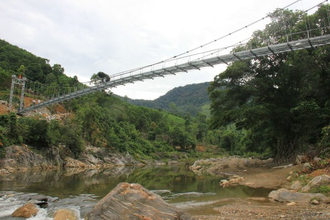 Cầu treo mới nhìn từ xa.