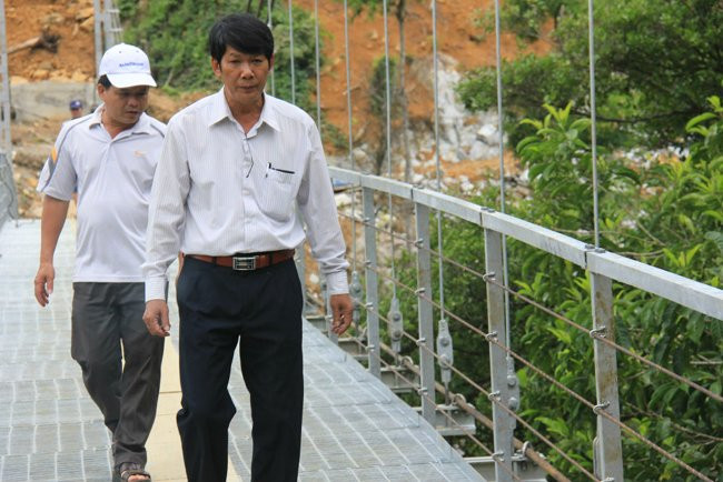 Ông Huỳnh Thương (phải) - Phó chủ tịch UBND huyện Ba Tơ - kiểm tra cầu treo mới.