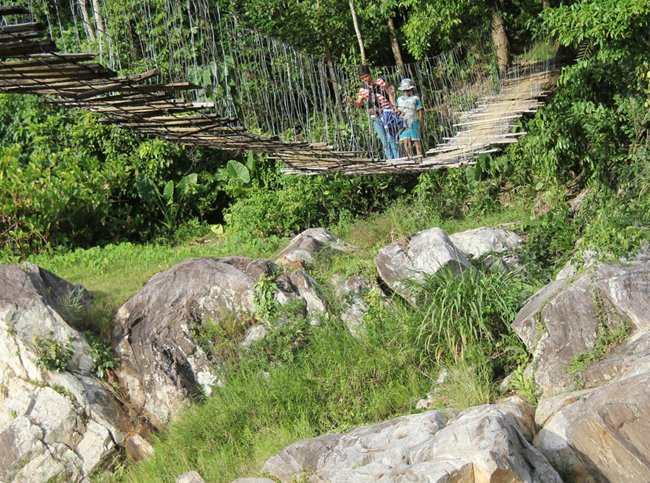 Trước khi có cây cầu treo Gọi Re mới này, gần 40 hộ dân, với trên 150 nhân khẩu ở tổ 6 và 9 nằm ở bờ phía đông sông Re (thuộc thôn Re) vẫn phải qua lại hằng ngày trên chiếc cầu treo cũ.