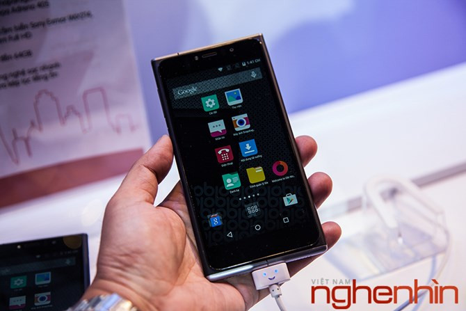 Obi Worldphone SF1 là mẫu smartphone 4G/LTE gây được nhiều sự chú ý bởi thiết kế màn hình nổi 5 inch sử dụng kính Gorilla Glass 4 của Corning, khung máy làm bằng sợi thủy tinh với phần trên và dưới được tô điểm bằng kim loại mang đến cảm giác sang trọng. Bên trong, điểm nhấn của SF1 là việc sở hữu pin dung lượng lớn 3.000mAh với khả năng sạc nhanh (sạc đầy pin trong vòng 3 giờ) hơn 40% so với các mẫu điện thoại cũ.