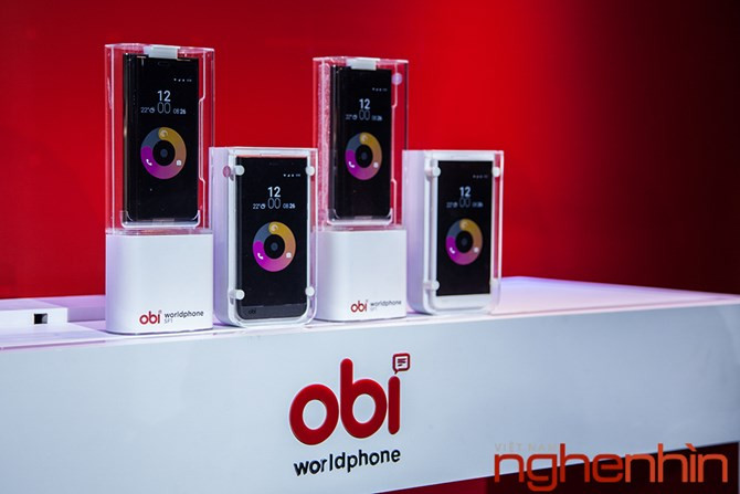 Cùng với SF1, Obi Worldphone còn giới thiệu thêm mẫu SJ1.5 sử dụng vi xử lý MT6580 Quad-Core Media Tek có giá bán hấp dẫn 2,99 triệu đồng. Đây tiếp tục là một mẫu smartphone có thiết kế khá dị với phần trên vuông vắn trong khi cạnh đáy được uốn cong, khung thân bằng pSolycarbonate phối màu nổi bật. SJ1.5 trang bị màn hình cong 2,5D được bảo vệ nhờ kính cường lực Gorilla Glass 3. Các thông số khác của SJ1.5 gồm màn hình 5 inch độ phân giải HD, camera chính 8MP, camea phụ 5MP, bộ nhớ trong 16GB (hỗ trợ thẻ nhớ ngoài 32GB), pin 3.000mAh.