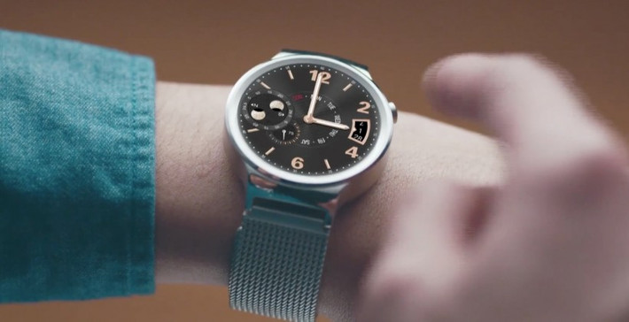 Thiết bị có dung lượng 300mAh, chạy trên nền Android Wear, có khả năng nhận tin nhắn, email, thông báo lịch, và nhiều ứng dụng thông minh.