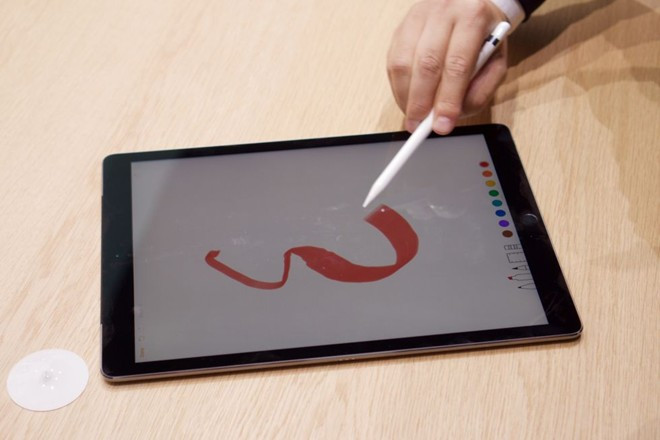 Giá bán của bút Apple Pencil không hề rẻ: 99 USD. Bản iPad Pro dung lượng thấp nhất có giá 799 USD (32 GB). Nếu muốn sở hữu bản 3G (64 GB), người dùng phải bỏ ra 949 USD. Bản dung lượng 128 GB có giá 1.079 USD. Máy sẽ lên kệ vào tháng 11.