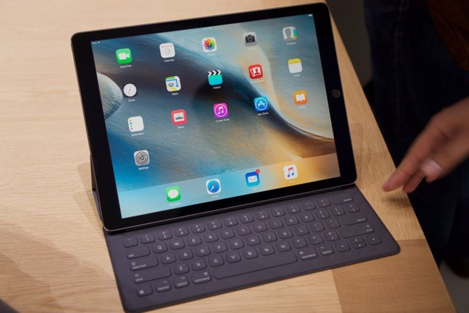 Bàn phím thông minh (Smart Keyboard) là một trong những điểm nhấn trên iPad Pro. Bàn phím này hơi giống Type Cover trên máy tính bảng Surface của Microsoft. Sản phẩm có giá 169 USD.