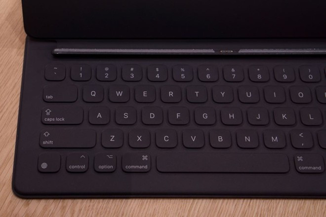 Cách bố trí phím trên bàn phím iPad Surface Pro mô phỏng trên những chiếc MacBook. Tất nhiên, với kiểu thiết kế này, trải nghiệm gõ phím sẽ khác.