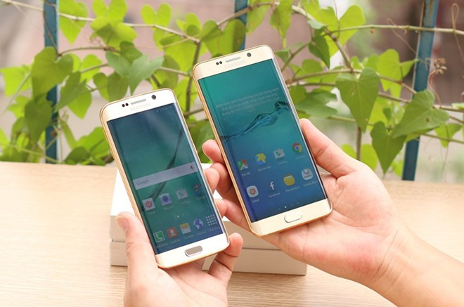 Galaxy S6 Edge+ mạ vàng (phải) đọ dáng với bản S6 Edge tiêu chuẩn (trái). Không chỉ có cấu hình mạnh, bản S6 Edge+ còn dùng khung nhôm Series 7000 cứng hơn, giao diện cũng thay đổi nhẹ.