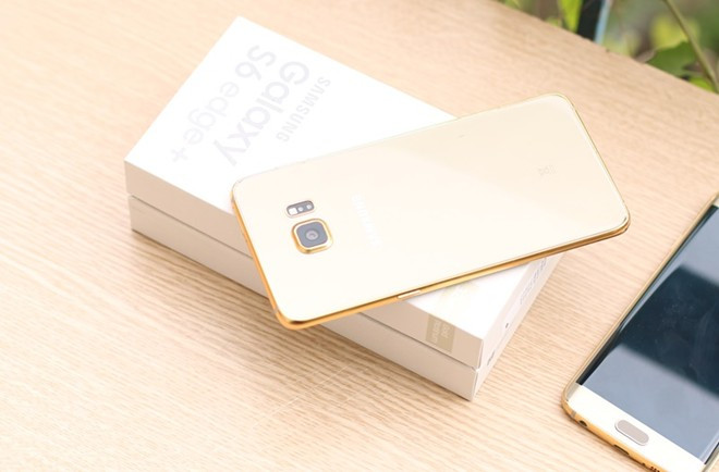 Giống với Galaxy Note 5, các chi tiết mạ vàng của máy bao gồm khung viền kim loại và phần viền bao quanh cụm camera chính.