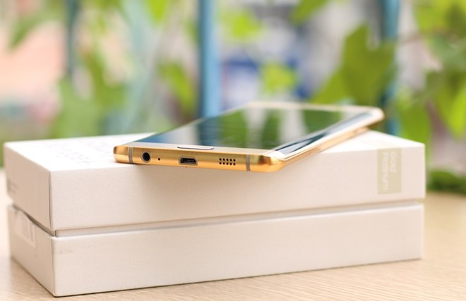 Galaxy S6 Edge+ là bản phóng lớn của chiếc S6 Edge tiêu chuẩn. Máy sử dụng màn hình 5,7 inch Quad HD, cong nhẹ ở 2 cạnh bên. Đây cũng là một trong những smartphone mạnh mẽ nhất hiện nay với chip Exynos 7420, RAM 4 GB và camera 16 megapixel, pin 3.000 mAh.