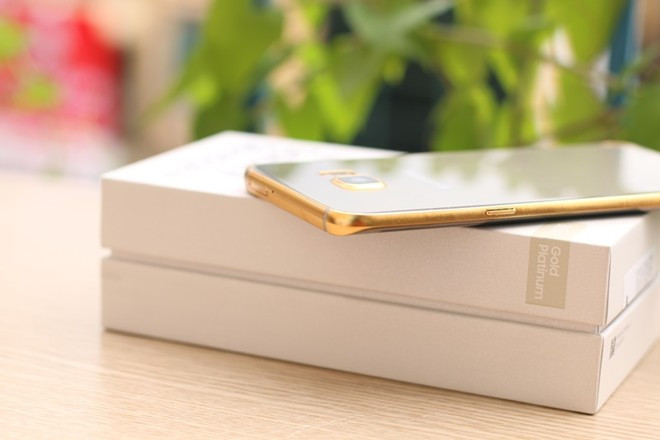 Tuy nhiên, bản S6 Edge+ sử dụng cơ chế mạ vàng mờ (thay vì vàng bóng như Note 5).