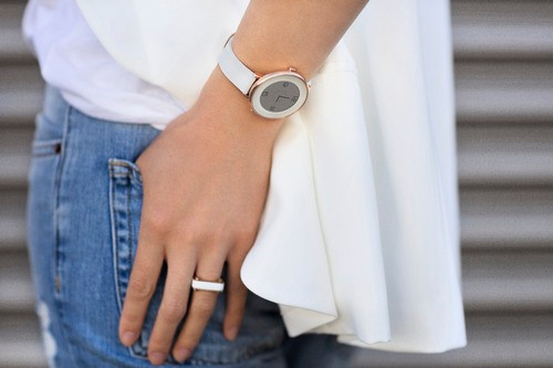 Tuy được xem là chiếc smartwatch mặt tròn đầu tiên có thiết kế đạt độ mỏng ấn tượng, nhưng Pebble Time Round vẫn tồn tại chút khuyết điểm, đó chính là tỷ lệ màn hình so với diện tích mặt đồng hồ khá nhỏ.