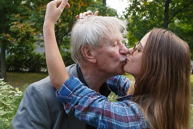 Dù chênh lệch về tuổi tác khá lớn, nhưng cô gái trẻ Natalia Shevel và chồng vẫn rất hạnh phúc. 2 người thể hiện tình cảm ở mọi lúc, mọi nơi.