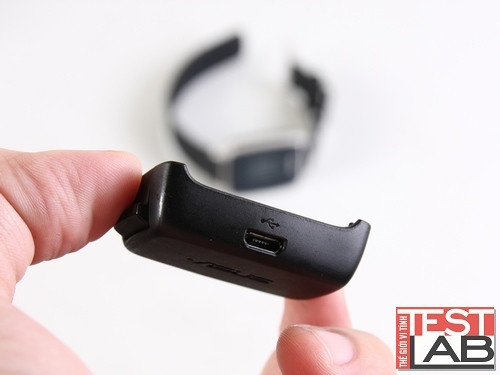Asus VivoWatch có thiết kế dạng đồng hồ mặt chữ nhật vát cong nhẹ với phần khung làm bằng thép không gỉ kết hợp với dây đeo nhựa trông khá "teen cũng như xì-po".