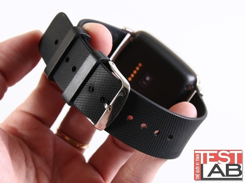 Theo Asus, một khi được sạc đầy, pin tích hợp bên trong VivoWatch có thể cung cấp đủ năng lượng cho 10 ngày hoạt động liên tục.