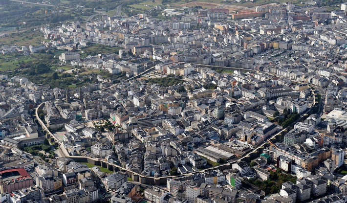 Toàn bộ chiều dài của tường thành Lugo là khoảng 2.120 m, bao quanh một diện tích 34,4 ha.