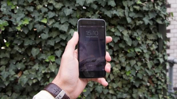 3. Sử dụng iPhone trong điều kiện thời tiết khắc nghiệt. iPhone cũng có giới hạn chịu đựng của nó. Nếu thời tiết ẩm ướt, quá nóng hoặc quá lạnh sẽ ảnh hưởng tới tuổi thọ của máy. Nhiệt độ lý tưởng để sử dụng iPhone ngoài trời là dưới 32 độ C. Nếu buộc phải mang theo thiết bị trong điều kiện thời tiết khắc nghiệt thì tốt nhất hãy tắt nguồn điện thoại, hoặc chí ít là cất cẩn thận trong túi để tránh các tác động của môi trường như nhiệt độ và độ ẩm.