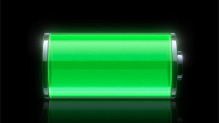 5. Sạc đầy hoặc để cạn pin. Pin được dùng trên iPhone là loại Lithium-ion. Nó hoạt động tốt nhất nếu năng lượng luôn ở trong khoảng từ 50 đến 80%. Thêm nữa, sạc pin là quá trình dịch chuyển các phần tử ion và nếu để pin ở trạng thái cạn kiệt sẽ dẫn tới việc khó để nạp điện trở lại. Vì thế, bạn không nên để pin thường xuyên dưới mức trung bình vì sẽ ảnh hưởng tới tuổi thọ và hiệu suất hoạt động. Tốt nhất là học cách sạc pin “chớp nhoáng” cả ngày để luôn giữ pin ở mức trên 50%.