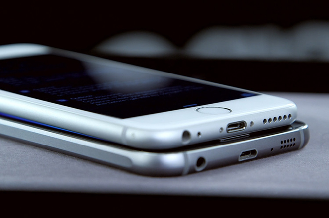 7. Không chịu vệ sinh iPhone. Một sự thật mà ít ai biết đến là chiếc điện thoại của bạn còn bẩn hơn cả bồn cầu. Bàn tay hàng ngày tiếp xúc với bao nhiêu thức ăn, đồ uống, vi khuẩn… đều “truyền” hết lên chiếc iPhone. Apple từng khuyến cáo người dùng nên thường xuyên vệ sinh thiết bị bằng miếng vải mềm, thậm chí có thể dùng tia cực tím để diệt khuẩn. Bạn cũng lưu ý nhớ “kì cọ” cổng sạc điện thoại vì theo thời gian, bụi bẩn bị mắc kẹt trong đó vô tình làm giảm khả năng kết nối của máy. Hãy dùng cây tăm hoặc kim nhỏ để lấy những mẫu vụn dính trong đó ra.
