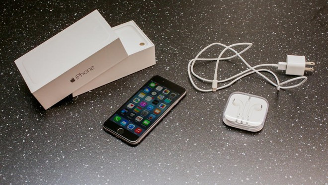 6. Không dùng củ sạc của Apple. Bộ sạc của Apple khá đắt đỏ nên cũng dễ hiểu tại sao nhiều người lựa chọn “hàng nhái”. Tuy nhiên, việc này lại kéo theo nhiều hệ lụy nghiêm trọng như các vụ cháy nổ khi sạc iPhone. Nguyên nhân chính hầu hết là do các nạn nhân dùng củ sạc ngoài, sạc không chính hãng. Lời khuyên của các chuyên gia đó là mua sạc chính hãng để tránh bị “tiền mất tật mang”.