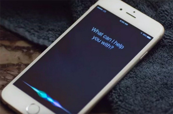 7. Bạn sẽ có thể sử dụng Siri hoàn toàn rảnh tay, kể cả khi iPhone đang không cắm sạc. Nếu bạn đã bật chức năng "Hey Siri", bạn sẽ có thể hỏi cô trợ lý ảo này các câu hỏi mà thậm chí không cần chạm vào điện thoại. Các đời iPhone trước đây đều phải đang cắm sạc nếu như muốn chạy tính năng này.