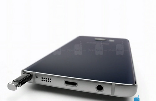 S Pen. S Pen cho phép người dùng có thể tương tác với phablet của Samsung 1 cách chuyên nghiệp hơn. Đây chính là điều mà iPhone 6 Plus vẫn chưa thực hiện được.