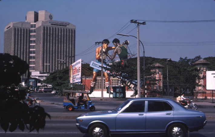 Khung cảnh gần nhà thi đấu quyền anh Lumpini.