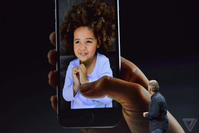 4. Live Photo (ảnh động): “Live Photo” là cách Apple gọi tính năng mới trên camera của bộ đôi iPhone 6S và 6S Plus. Khi người dùng chụp một tấm ảnh, iPhone 6S cũng tự động ghi lại một đoạn video ngắn ở chế độ nền. Chỉ cần nhấn 3D Touch trên ảnh chụp, tấm ảnh sẽ mang lại hiệu ứng chuyển động như một video.