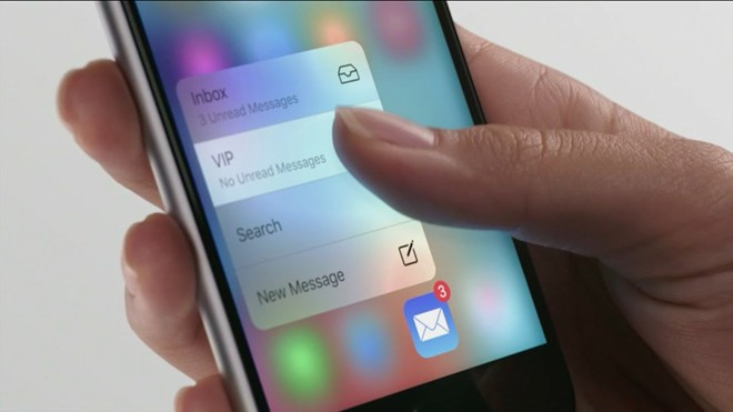 1. 3D Touch: Bộ nhận diện cường độ lực cảm ứng trên iPhone thế hệ mới được đặt tên là 3D Touch. Nó cho phép nhận diện được 3 mức độ áp lực cảm ứng. Trong khi đó, Force Touch trên track pad của MacBook Retina 12 inch và Apple Watch chỉ phân biệt được 2 mức độ lực nhấn.