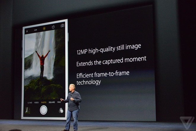 3. Máy ảnh tốt hơn: Sau nhiều năm, đây là lần đầu tiên Apple nâng độ phân giải cho camera chính của iPhone. Thay vì 8 megapixel, máy ảnh chính trên iPhone 6S và iPhone 6S Plus giờ đây sở hữu độ phân giải 12 megapixel và có thể quay video 4K. Camera trước được nâng lên 5 “chấm” và hỗ trợ Facetime HD. Cả 2 đều được cải thiện đèn flash Retina để chụp ảnh tốt hơn trong điều kiện thiếu sáng.