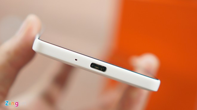 Cạnh dưới là cổng USB Type-C. Khá ngạc nhiên là một model giá rẻ của Xiaomi lại trang bị kết nối mới mẻ này.