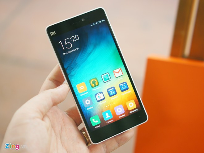 Về ngoại hình, Xiaomi Mi 4C không khác biệt nhiều so với mẫu Mi 4i từng bán tại Ấn Độ (cũng được đưa về Việt Nam). Máy dùng vỏ nhựa nguyên khối. Cảm giác cầm model này hơi giống với một số máy Lumia, chẳng hạn chiếc Lumia 640.