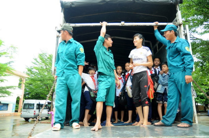 Một số người dân tại sinh sống tại ấp Miễu cho biết, lũ bắt đầu kéo về khoảng 1g sáng cùng ngày và ngập cho tới giờ vẫn chưa rút hết.