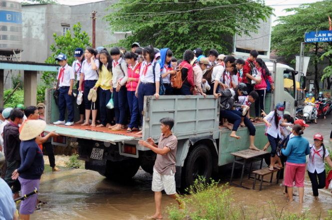 Trước đó, trường cũng cho khoảng 100 em nghỉ học tin học (tiết 3,4) do nước dâng cao nguy hiểm.