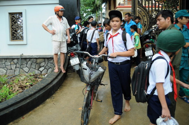 Công an cũng được điều động để giữ gìn trật tự giao thông, bảo đảm an toàn cho các xe đưa đón và học sinh ra về an toàn.