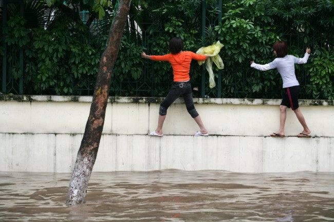 Nhiều người dân phải trở thành "người nhện" bất đắc dĩ nếu không muốn bơi trong dòng nước.