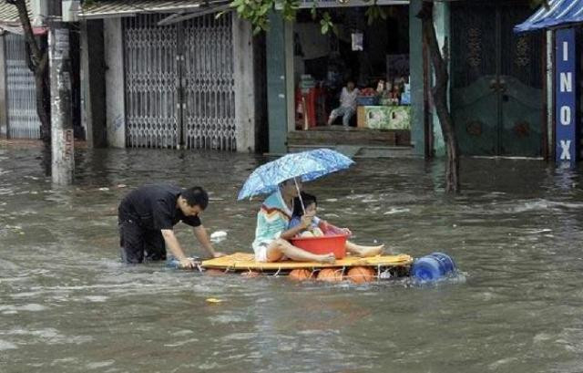Thuyền tự chế làm bằng những quả bóng rổ.
