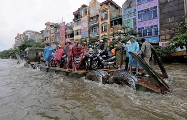 Nhắc đến lụt ở Hà Nội, nhiều người dân còn nghĩ ngay đến trận lụt kinh điển năm 2008 làm cả thủ đô trở thành "công viên nước". Ảnh: Xe chuyên dụng gầm cao "giải cứu" các phương tiện qua vùng nước ngập sâu trên đường Giải Phóng (Hà Nội).