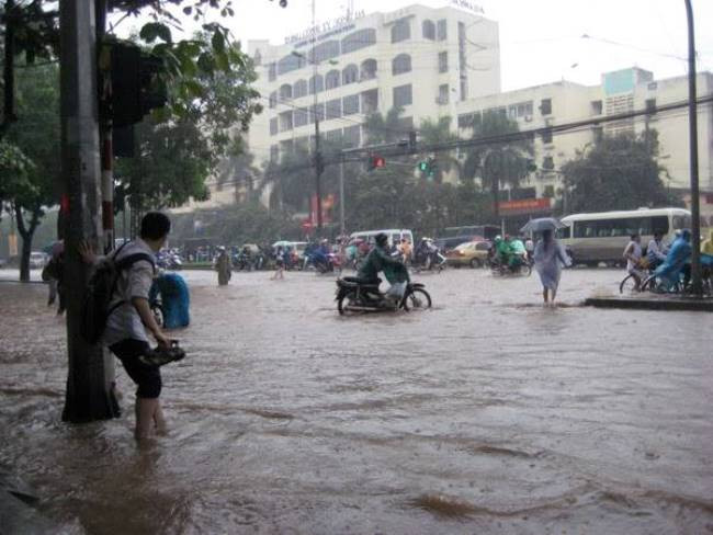 Thiệt hại do trận lụt 2008 gây ra là rất lớn, tại Hà Nội đã có 17 người thiệt mạng, tuyến đê sông Hồng bị sạt mái, gần 13.000 hộ dân ven đê ngập nhà cửa, các hồ chứa bị tràn nước. Tổng thiệt hại ước tính ít nhất là 3.000 tỷ đồng. Ảnh: đường Nguyễn Trãi (quận Thanh Xuân).