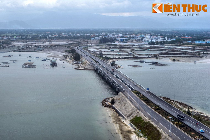 Song song với thành phố biển Nha Trang, Cam Ranh đã trở thành nơi thường xuyên lui tới của khách du lịch từ trong nước cũng như quốc tế.
