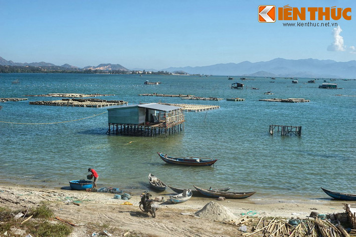 Sau khi hai miền Bắc Nam thống nhất thì cảng Cam Ranh được dùng làm căn cứ hải quân quan trọng của Hạm đội Thái Bình Dương của Liên Xô. Sau khi Liên Xô tan vỡ, Liên bang Nga tiếp nhận cảng Cam Ranh cho tới năm 2002.