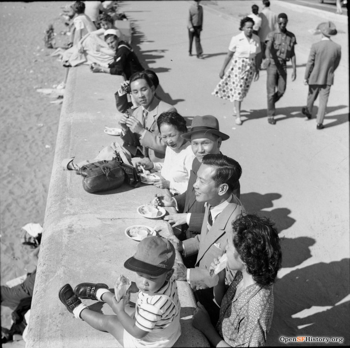 Bữa ăn nhẹ ngoài trời với view biển thơ mộng. Ảnh: Opensfhistory.org.