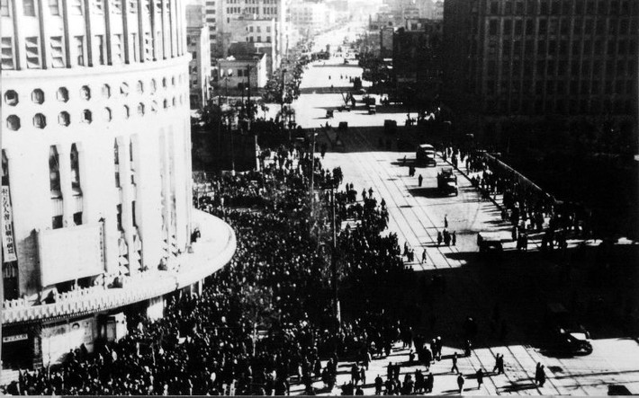 Đám đông trên phố Ginza, gần nhà hát Nichigeki. Ảnh: M20wc51.