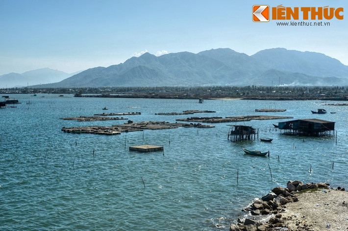 4. Vịnh Cam Ranh. Nằm ở địa phận thành phố Cam Ranh và huyện Cam Lâm, cách thành phố Nha Trang 60km về phía Nam, vịnh Cam Ranh từ lâu đã được xem là một trong những cảng biển tự nhiên tốt nhất thế giới, có vị trí rất quan trọng trên bản đồ quân sự quốc tế.