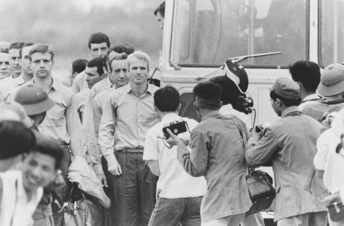 John McCain và các tù binh Mỹ ở sân bay Gia Lâm trước khi lên đường về nước. Ảnh: Vintag.