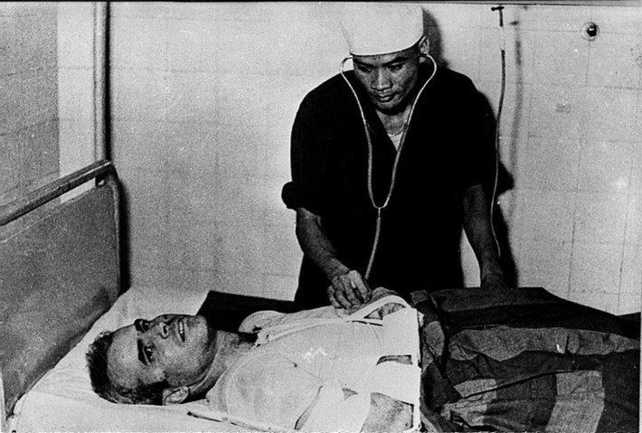 John McCain được chăm sóc tại một bệnh viện ở Hà Nội với tư cách tù binh chiến tranh sau khi bị bắt giữ, 1967. Ảnh: Vintag.