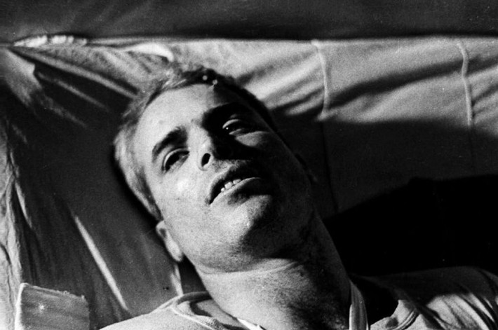 Bức ảnh cận cảnh khuôn mặt John McCain ở Hà Nội, 1967. Ảnh: Vintag.