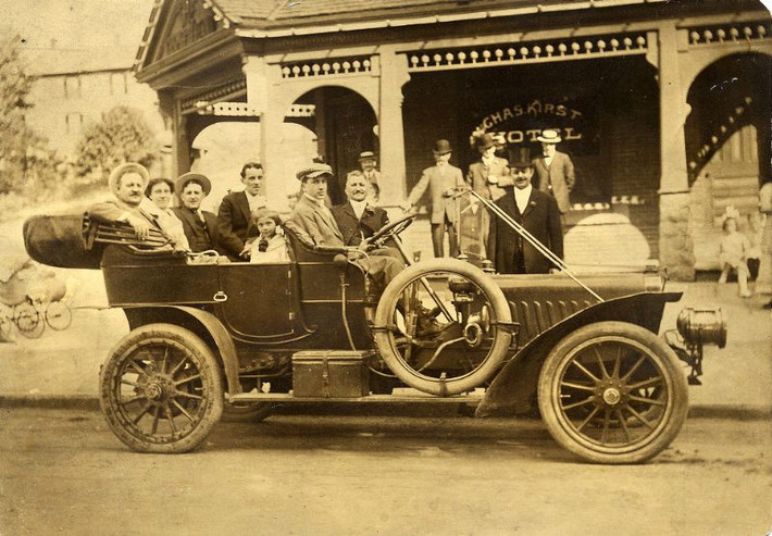 Chiếc xe 1907 Stevens-Duryea đỗ trước khách sạn Charles Kirst ở thành phố Scranton, bang Pennsylvania. Ảnh: Vintag.