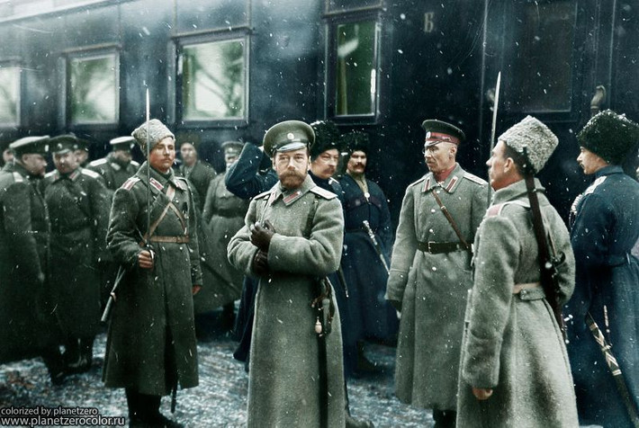 Sa hoàng Nicholas II thăm một đơn vị quân đội Nga thời Thế chiến I, năm 1916. Ảnh: Vacheslaw Peregoodow Flickr.