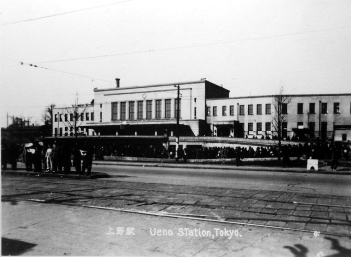 Nhà ga Ueno, Tokyo năm 1946, một năm sau khi Thế chiến II kết thúc. Ảnh: M20wc51.