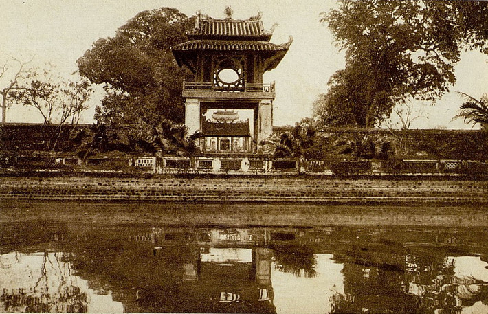 Khuê Văn Các ở Văn Miếu - Quốc Tử Giám Hà Nội. Ảnh: Gallica.bnf.fr.