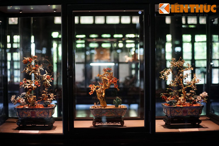 “ Cành vàng lá ngọc” là tên gọi một loại hình cổ vật đặc biệt của nhà Nguyễn: Các loại cây, hoa nhân tạo được làm từ vật liệu quý hiếm như vàng ngọc để sử dụng vào mục đích trang trí. Bảo tàng Cổ vật Cung đình Huế là nơi đang lưu giữ một số hiện vật thuộc dạng này.